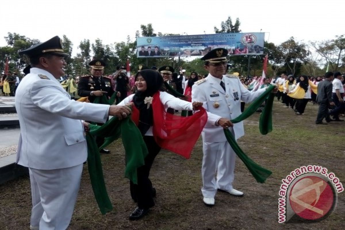 Bupati Penajam Beri Penghargaan Warga Berprestasi