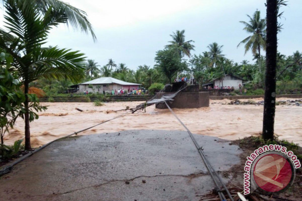 Jembatan di Padang Putus Akibat Luapan Air Sungai