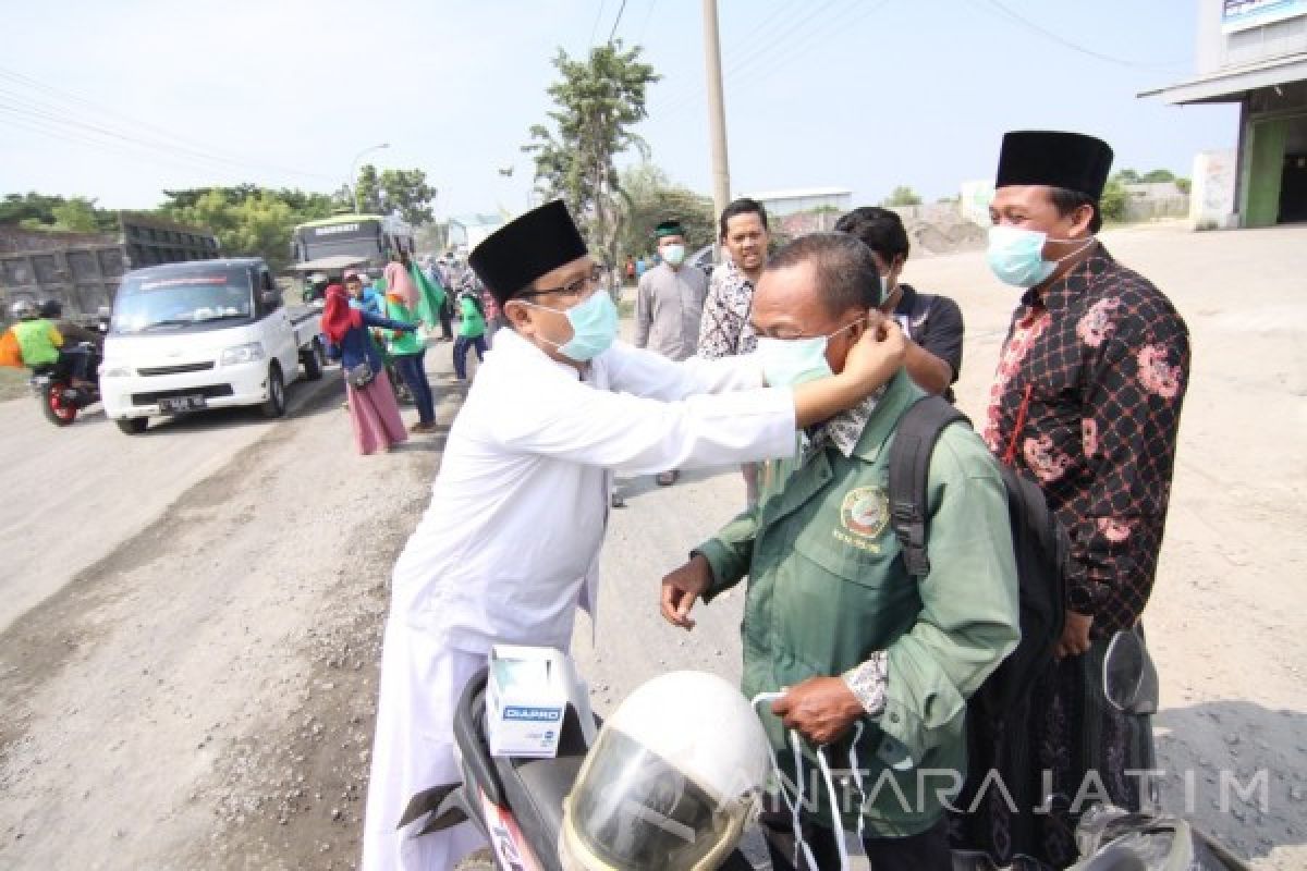 Wagub Jatim Bagikan Ribuan Masker di Jalan