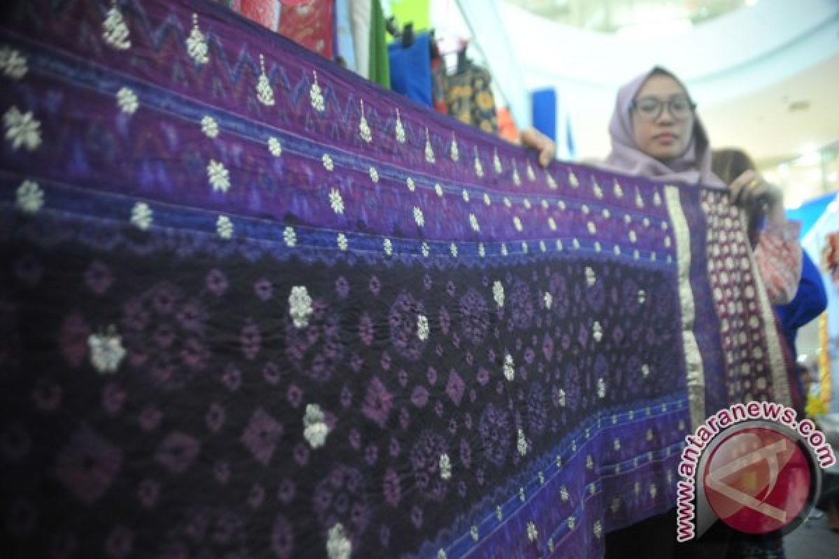 Menengok penenun songket di Kaki Singgalang