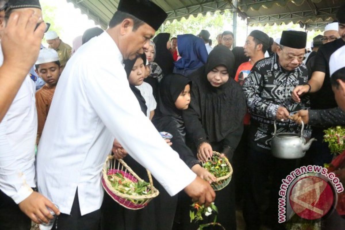 Hingga Menjelang Subuh,  Pelayat Terus Berdatangan