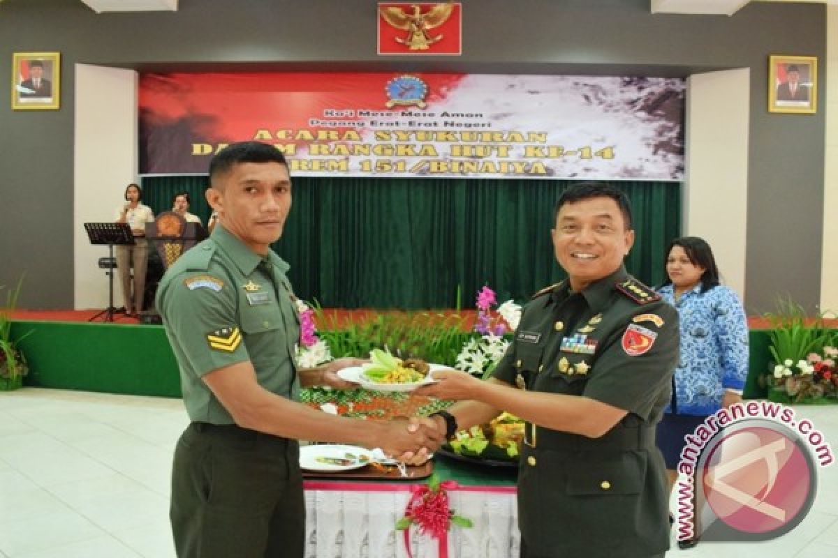 Potong Tumpeng Meriahkan HUT Korem 151/Binaiya