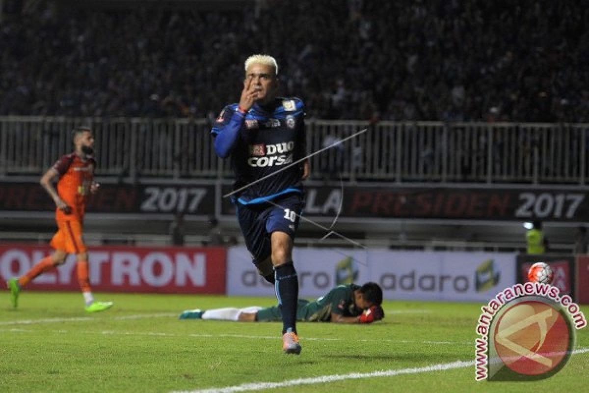 Pelatih Arema Fuji Cristian Gonzales