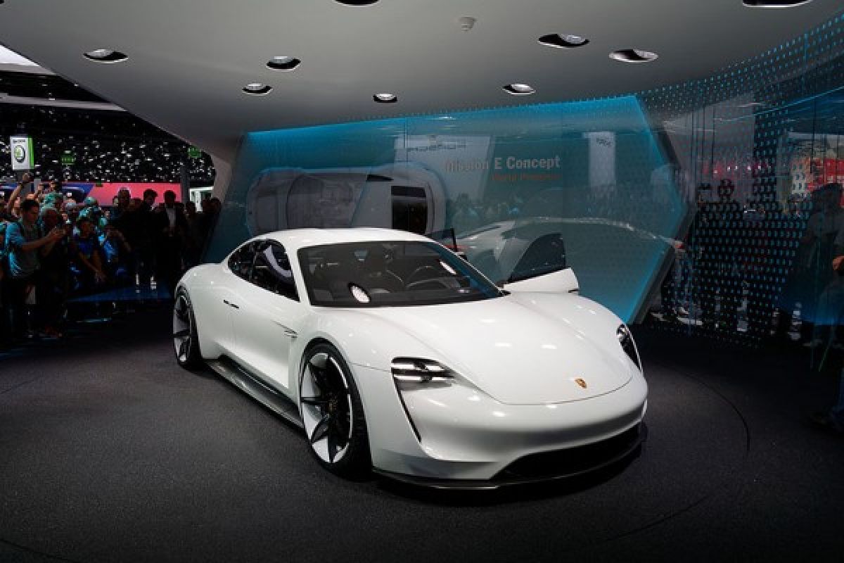 2015 Porsche Mission E Concept