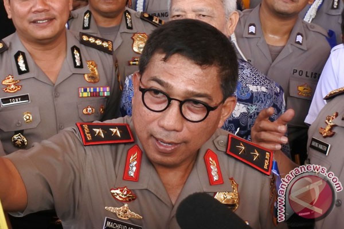 Barang bukti terduga teroris dibawa ke Surabaya