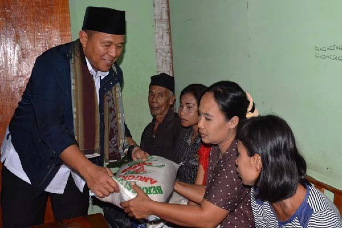 Lampung Tengah Beri Bantuan Beras Lansia-Janda  