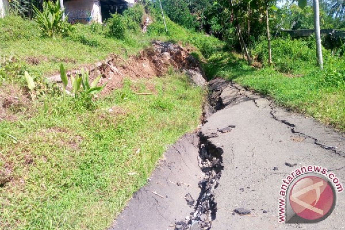 Jalan Penghubung Antardesa Di Purwakarta Amblas