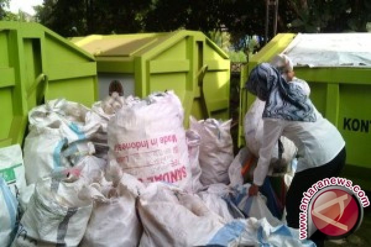 Waste bank collects 150 kg garbage in three hours