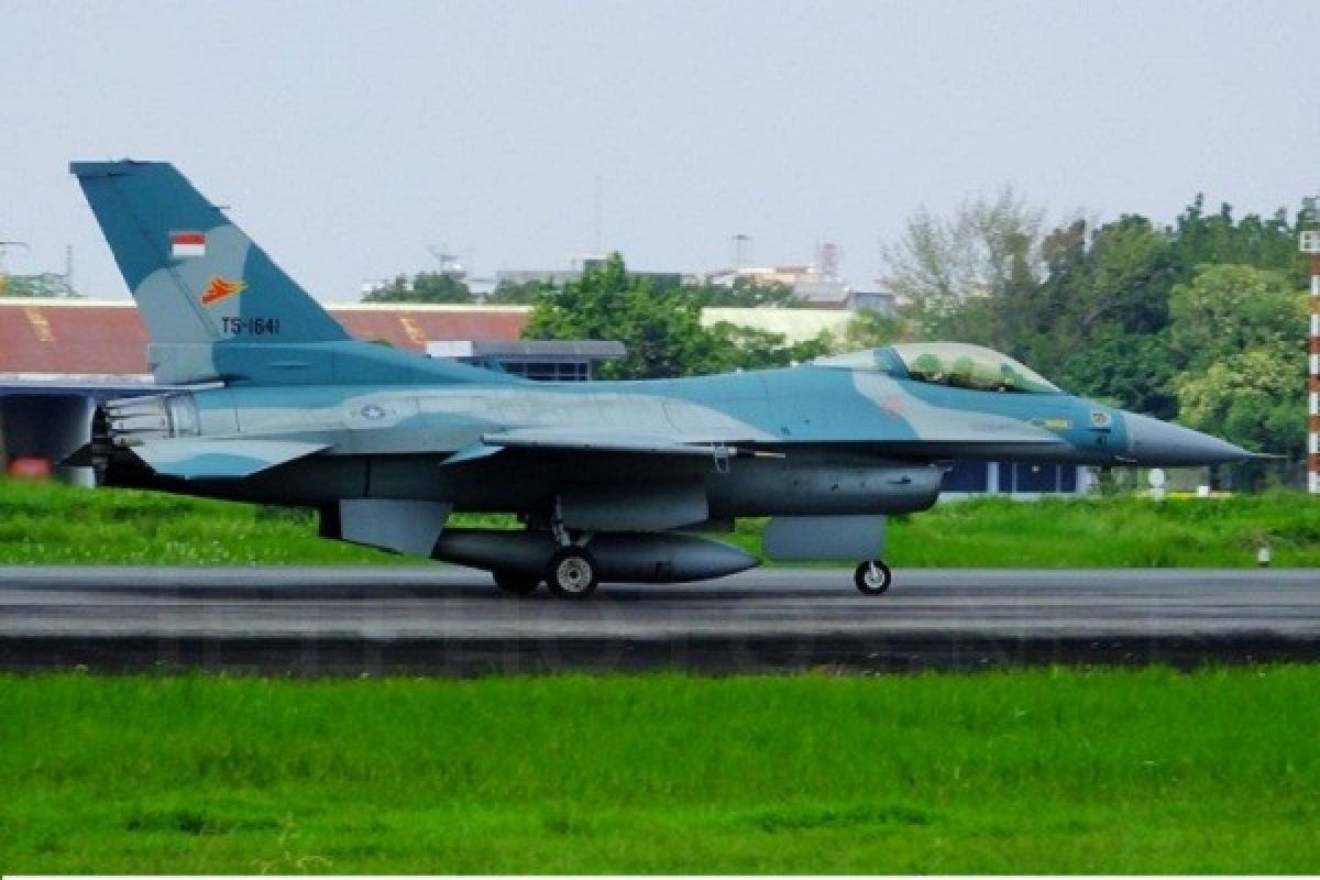 Pesawat F-16 Tergelincir di Lanud Roesmin Nurjadin Pekanbaru