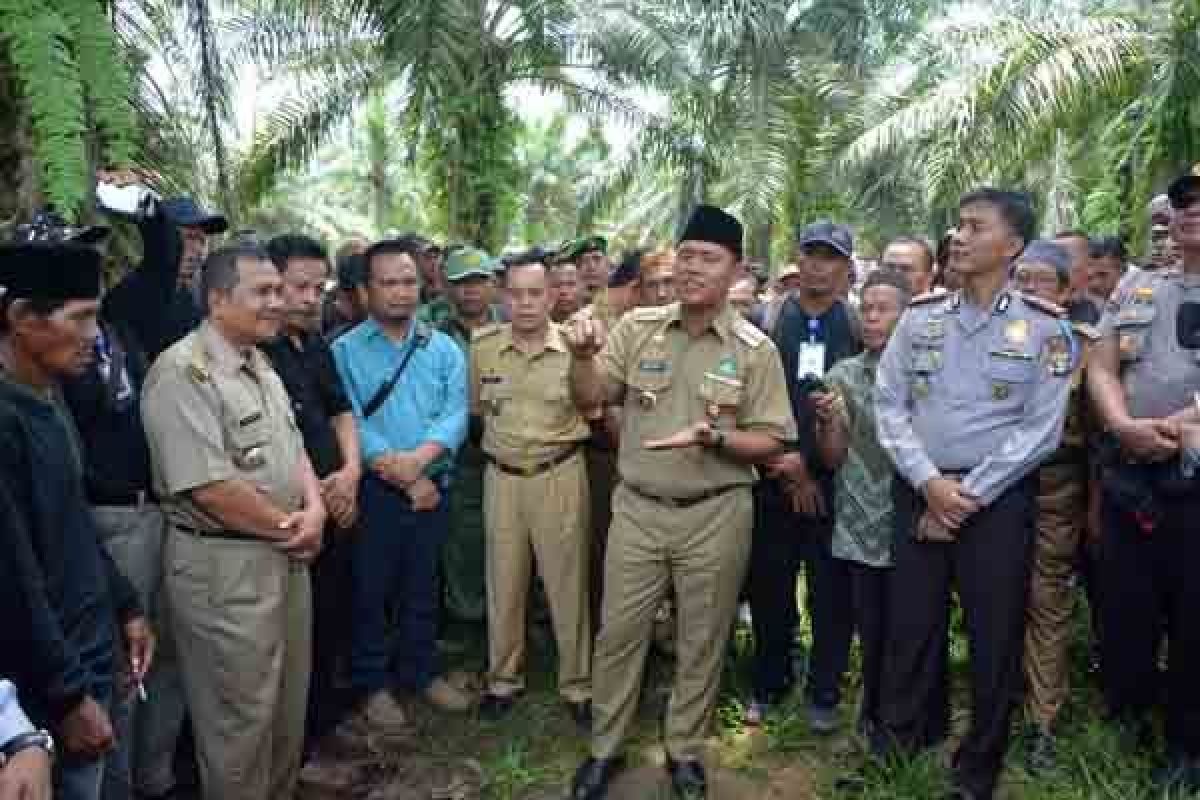 Bupati Fasilitasi Tuntutan Warga Terkait Lahan PTPN7  