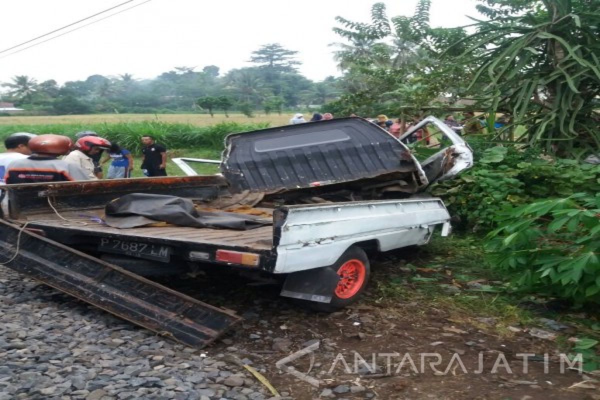 Empat Orang Terluka Akibat Pikap Tertabrak KA Probowangi