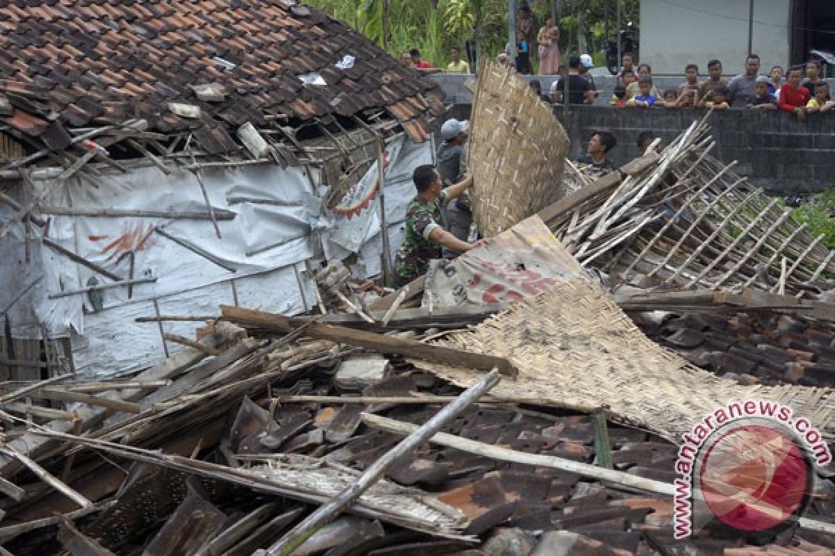 Angin kencang terjang Prambanan belasan rumah rusak