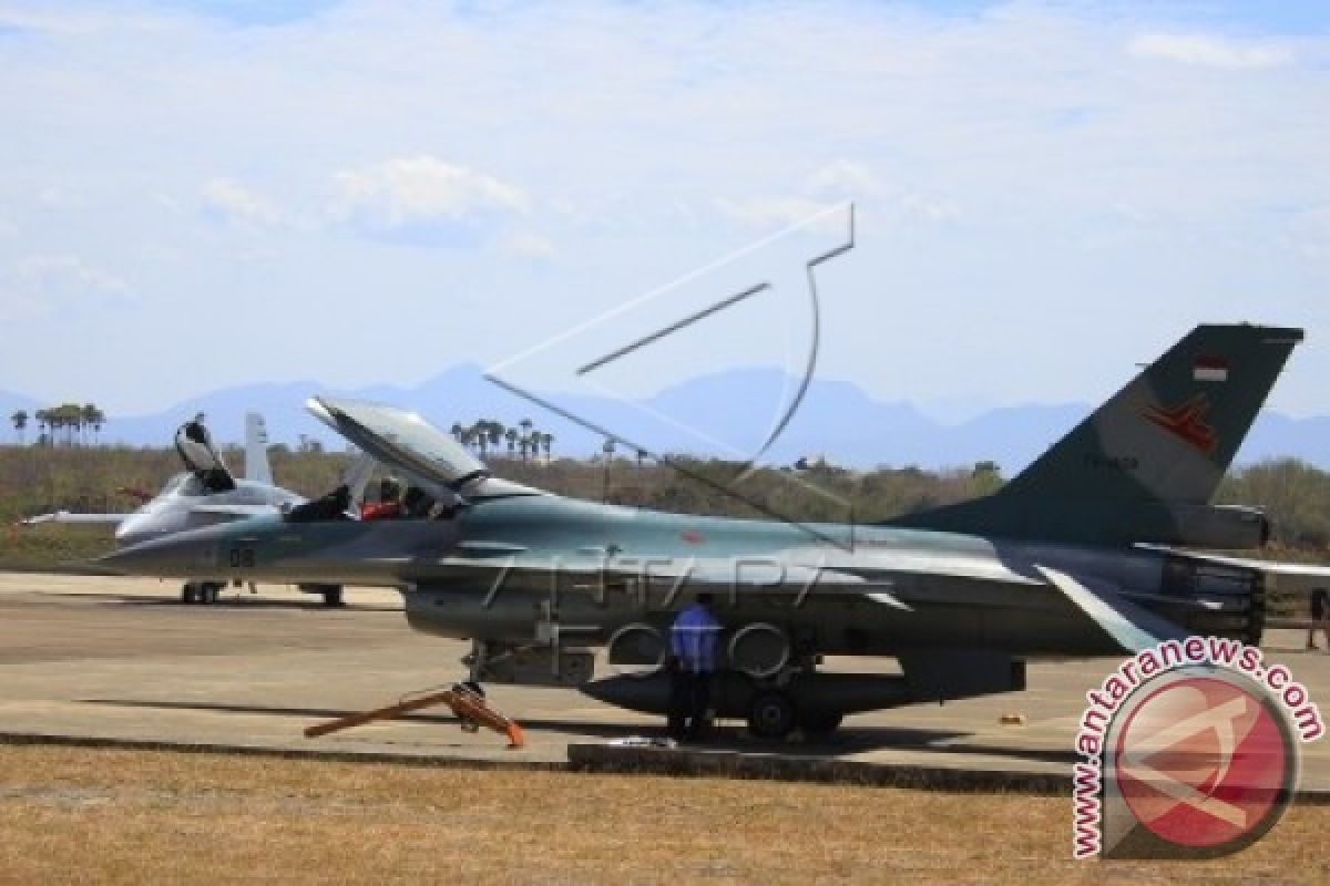 Evakuasi Pesawat Tempur F16 Yang Tergelincir Terus Berlangsung