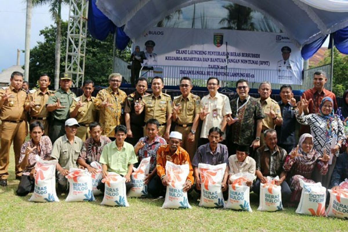 Penyerahan Beras Masyarakat Pra Sejahtera Di Lampung