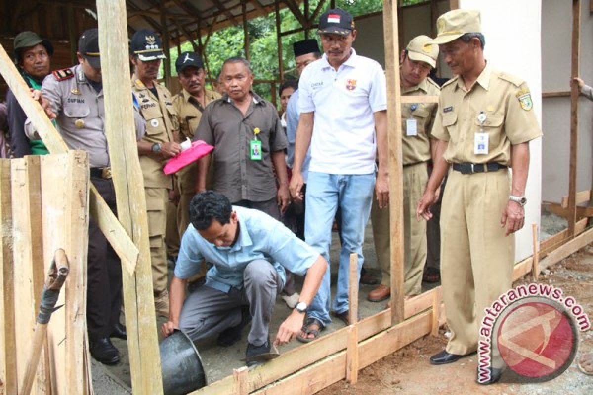 Bupati Bedah Rumah Nenek Rusmiati