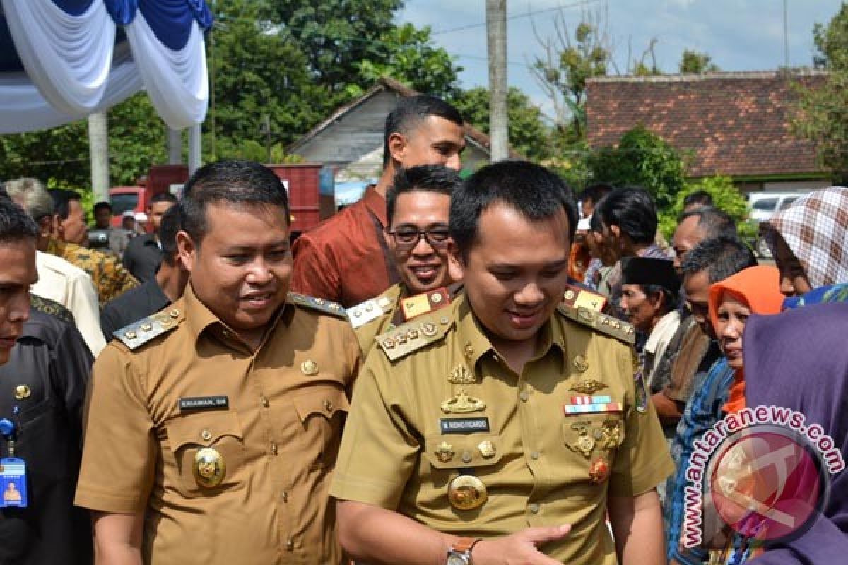 Pemprov Lampung Serahkan Rastra di Lampung Timur 