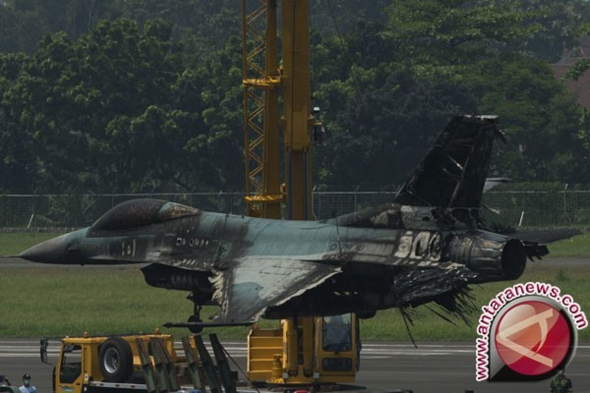 Danlanud: F16 tergelincir laik terbang