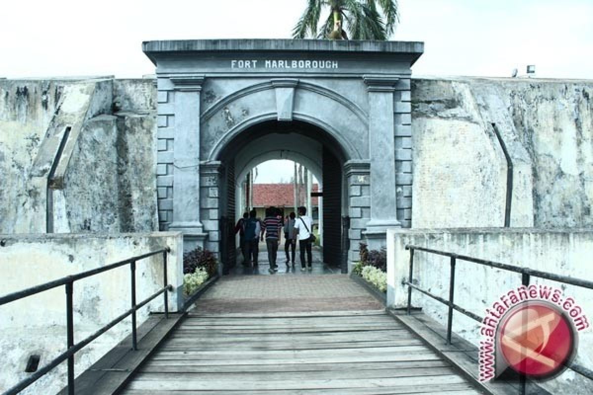 Bangunan benteng peninggalan Inggris terancam masuk sungai