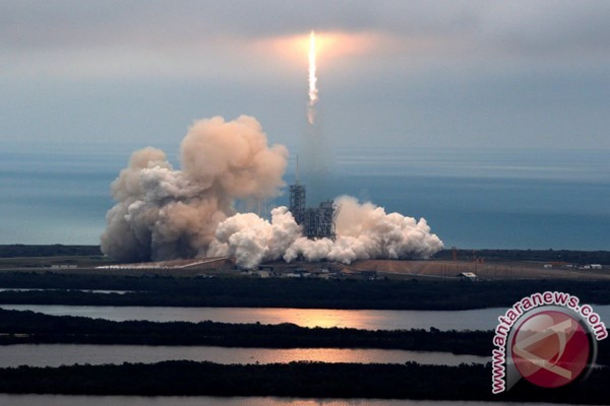 SpaceX Berhasil Luncurkan Satelit Komunikasi