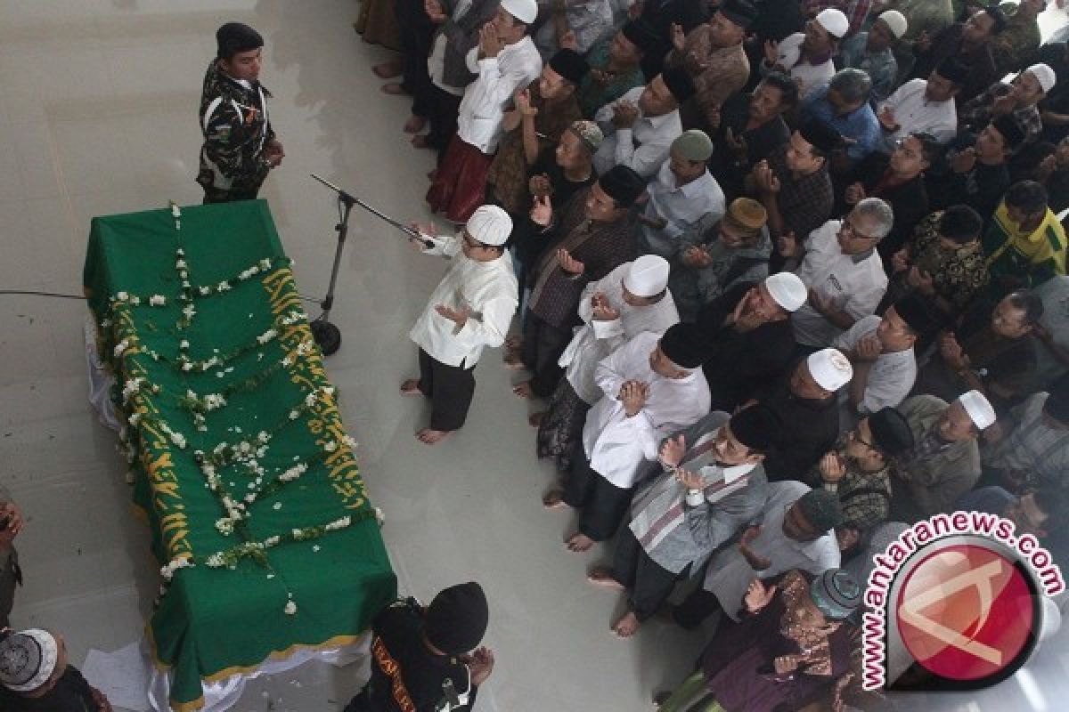 Masyarakat antre shalatkan KH Hasyim Muzadi