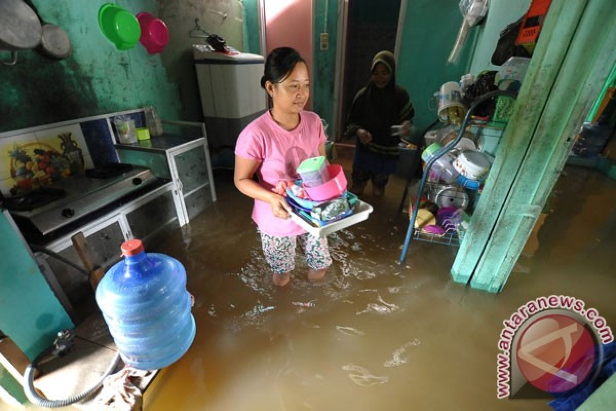 Warga Cikas Bekasi protes banjir pada pengembang