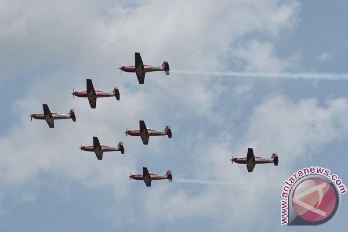 Jupiter Aerobatic team "menari" di langit Pekanbaru     