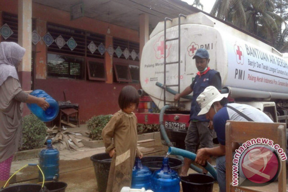 PMI Distribusikan Air Bersih kepada Korban Banjir