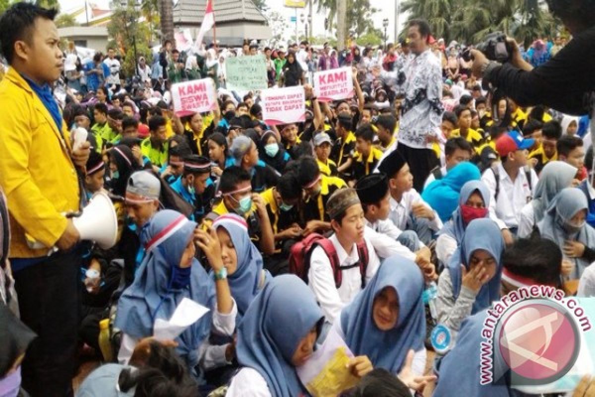Guru Swasta se-kaltim Demo Tunjut Pencairan Bosda  
