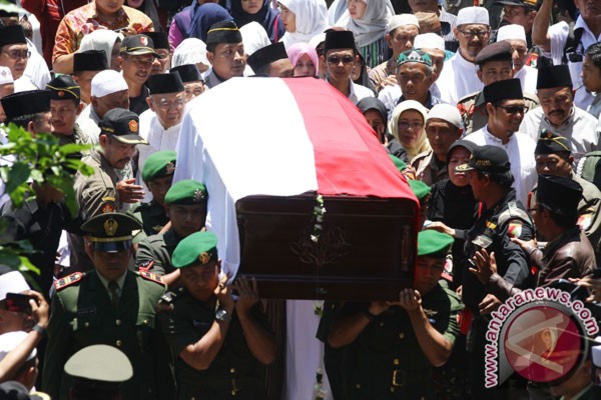 Jenazah KH Hasyim Muzadi dimakamkan secara militer