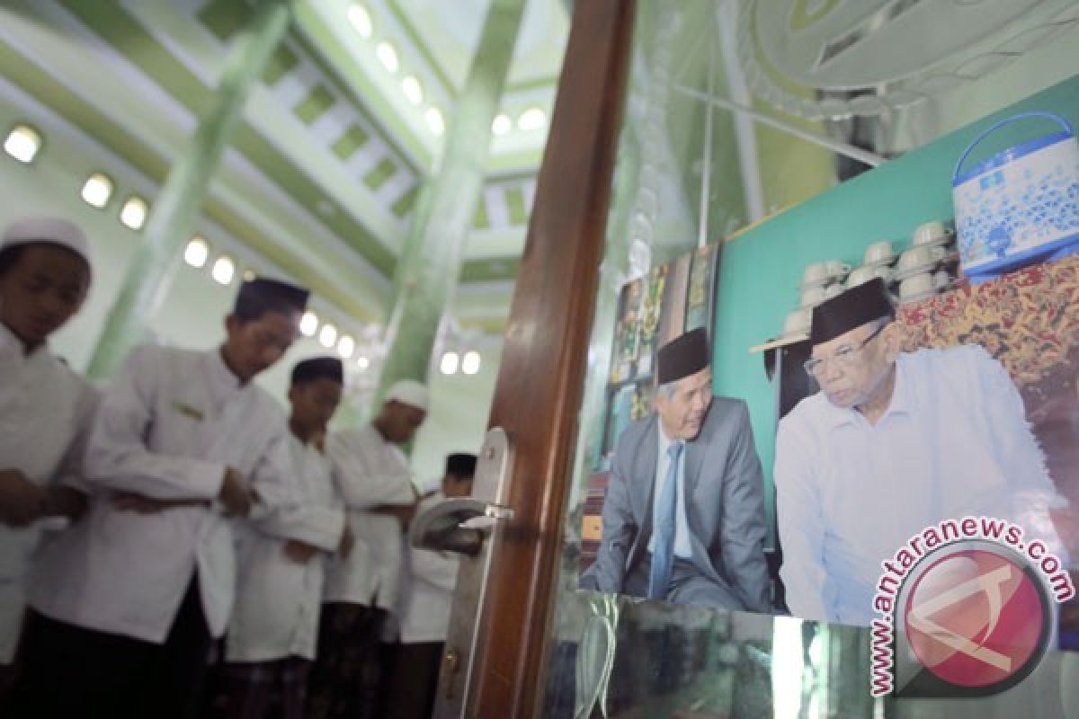 Ribuan orang antar ulama besar Kyai Hasyim ke peristirahatan terakhirnya