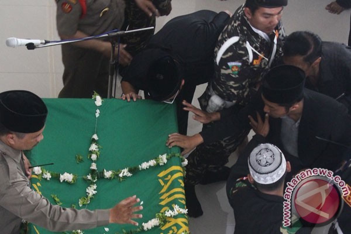 Masyarakat Antre Shalatkan KH Hasyim Muzadi, Shalat Secara bergelombang