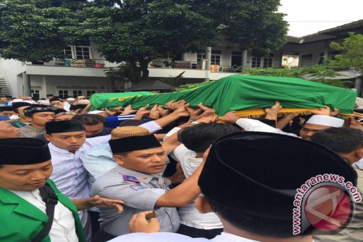 KH Hasyim Muzadi tutup usia