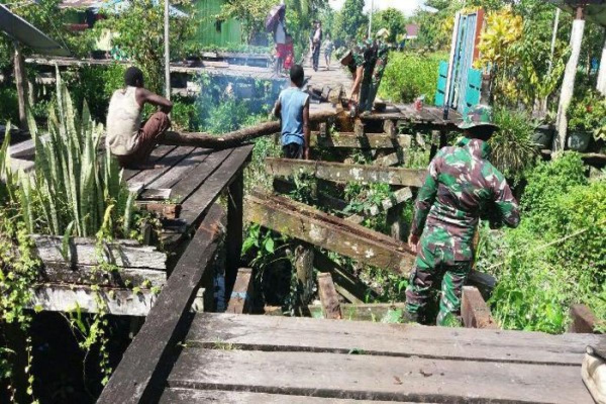 Babinsa Sawa Erma ajak warga perbaiki jalan rusak 