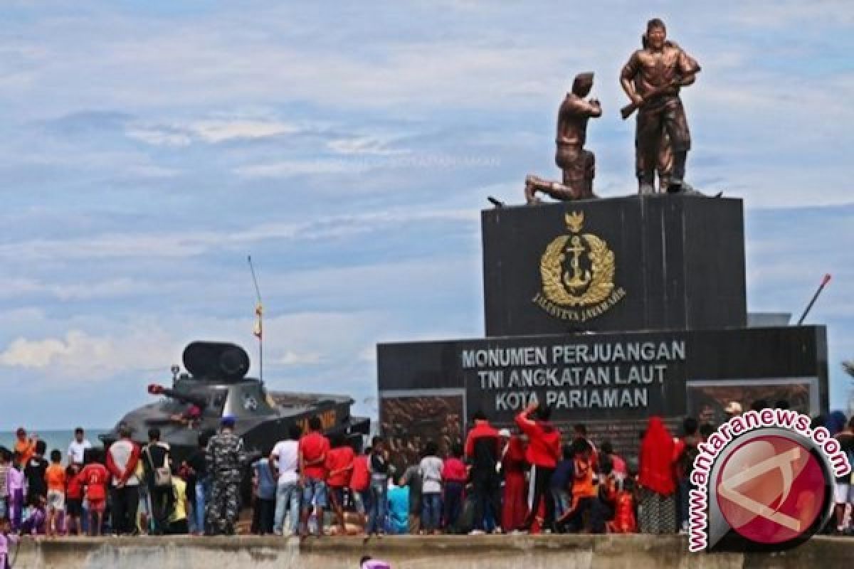 Monumen TNI AL Tambah Pesona Pantai Gondariah Pariaman