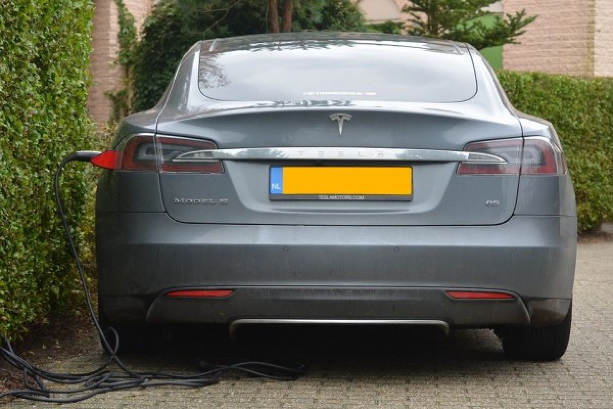 Tesla cari dana tambahan untuk produksi mobil listrik Model 3