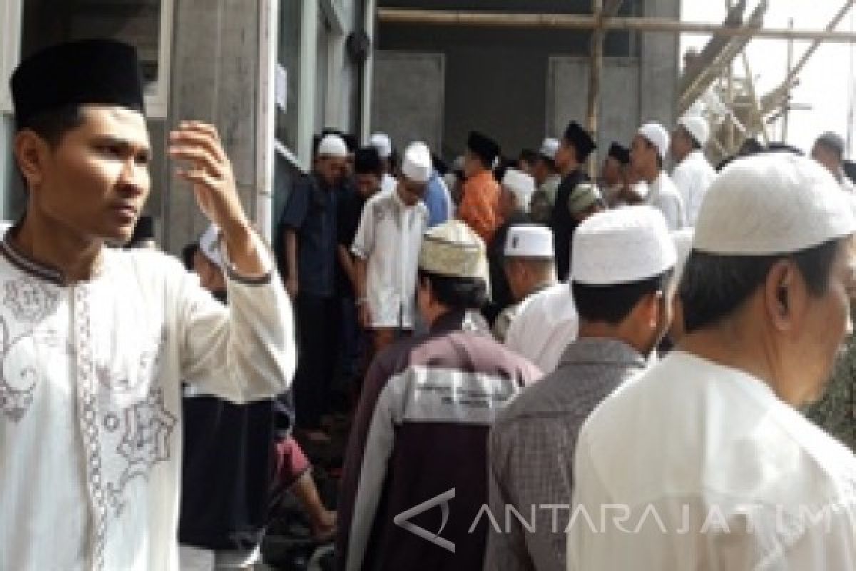 Masyarakat Antre Shalatkan KH Hasyim Muzadi