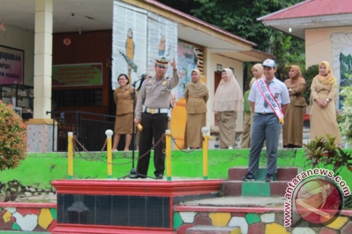 Polisi Lalu lintas Poso Peduli Pelajar