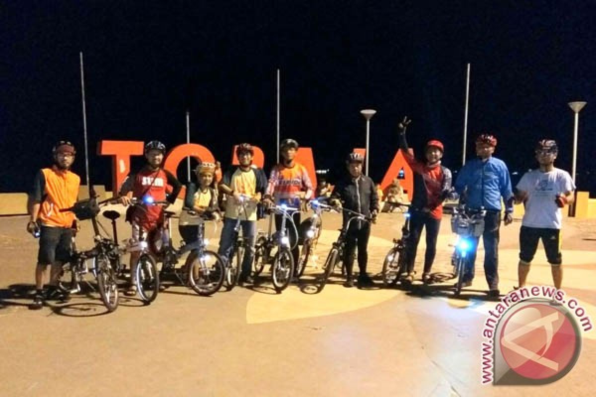 Komunitas Sepeda Lipat Makassar Gelar "Nite Riding"