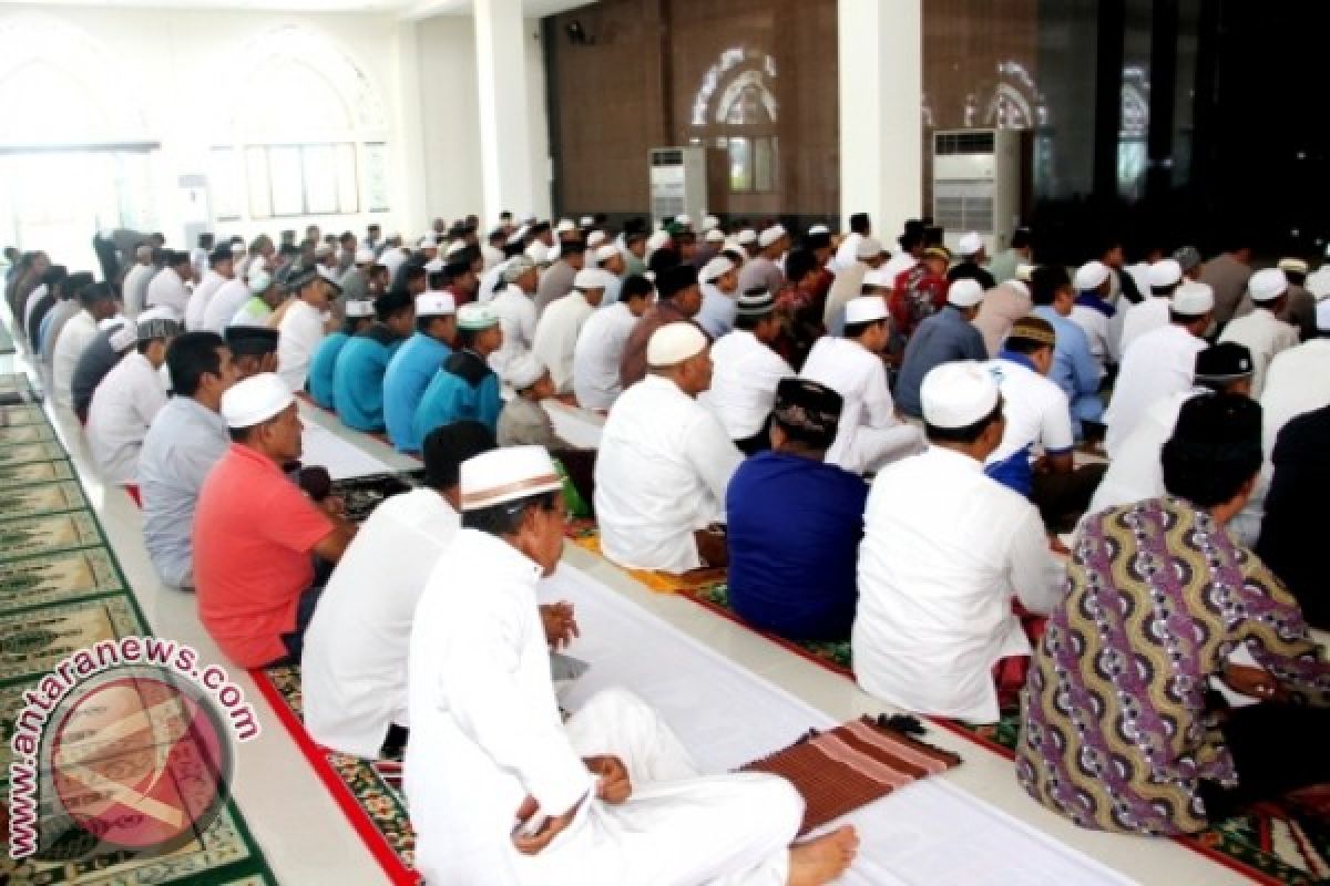 Bupati-Wabup Penajam Shalat Idul Fitri di Masjid Agung