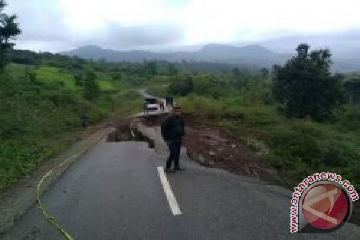 Berharap Jalan Poros Tengah Diperbaiki