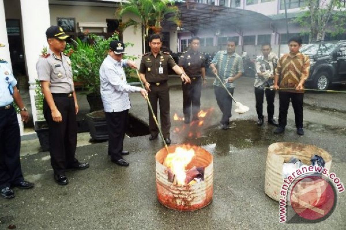 Kejari Paser Musnahkan Barang Bukti  