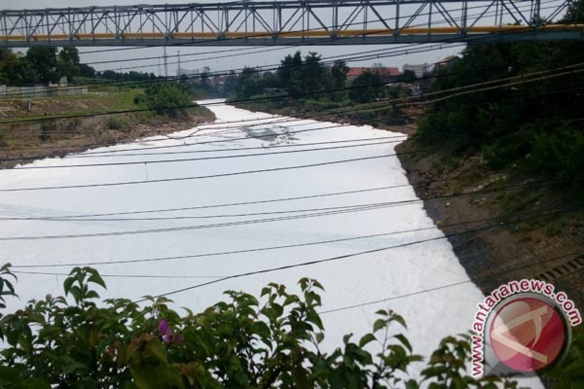 Parah, Busa Putih Cemari Kali Bekasi Dan Cileungsi