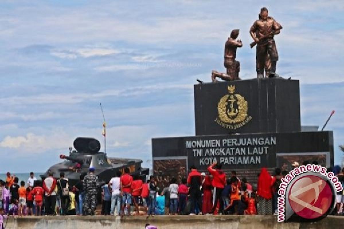 Monumen TNI AL tambah pesona Pantai Gondariah Pariaman