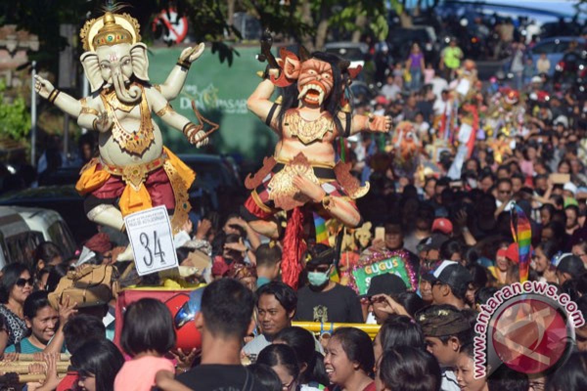 Pawai ogoh-ogoh ramaikan "Pengerupukan" di Buleleng