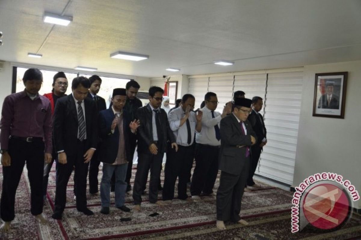 Indonesian embassy in Beirut prays for Hasyim Muzadi - (d)