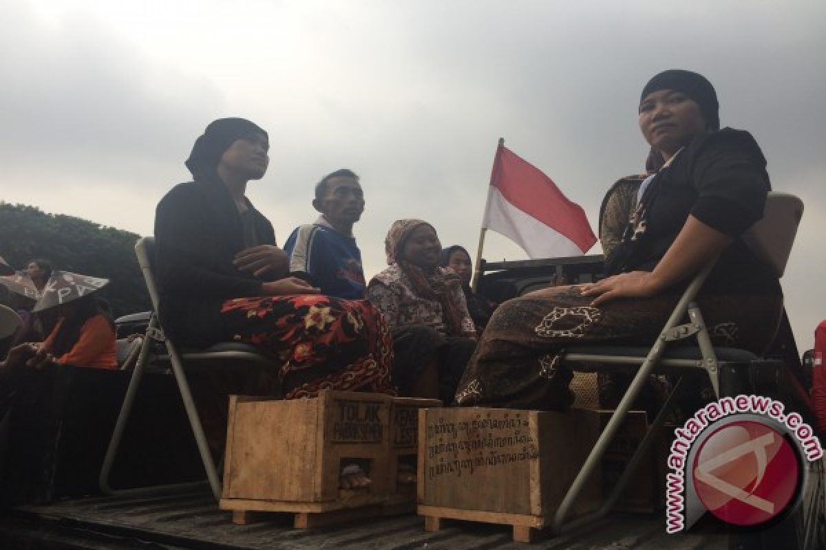 Aksi protes semen kaki petani Kendeng (video)