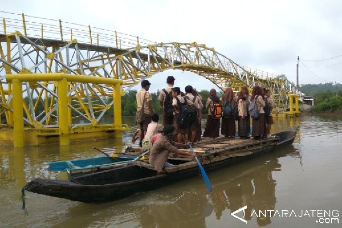 Warga Ujungalang Harapkan Jembatan Apung Segera Diresmikan