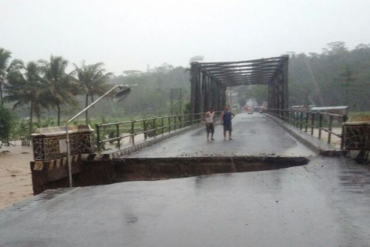 Jalur Bobotsari-Karanganyar Putus Akibat Jembatan Ambles