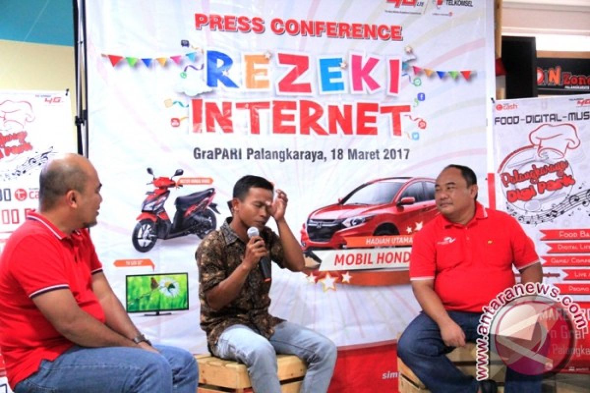 Beruntung! Seorang Pekerja "Pendulang Emas" Asal Kapuas Raih Hadiah Mobil HRV dari Telkomsel