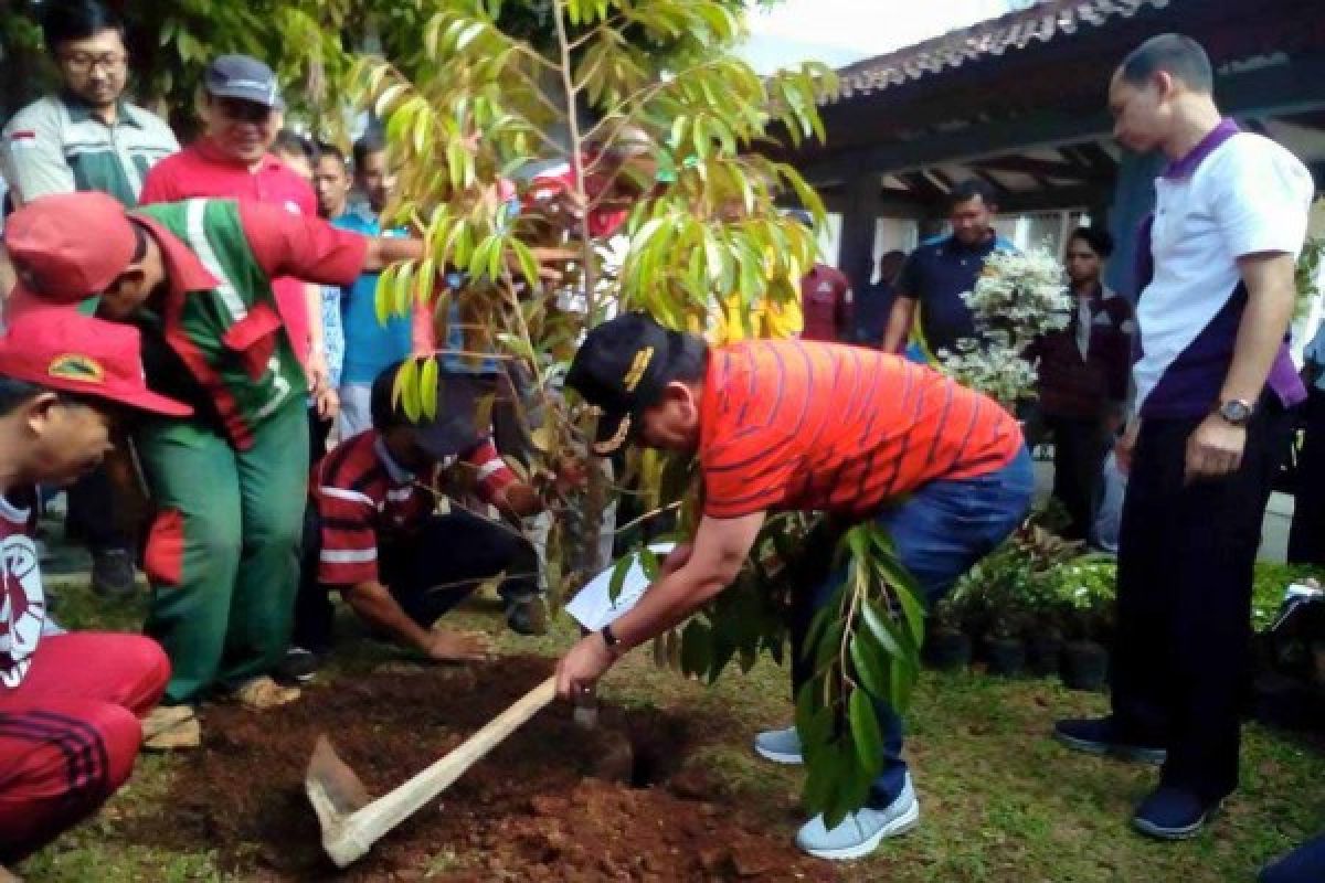 Pemkot Bandarlampung Tanam Bibit Pohon di Unila 